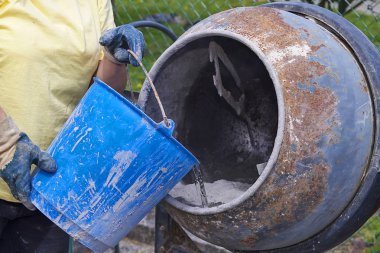 Bir inşaat çalışmalarında bir beton mikser ile çalışma