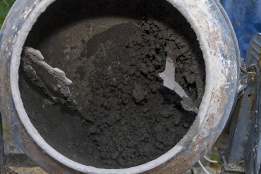 Bir inşaat çalışmalarında bir beton mikser ile çalışma