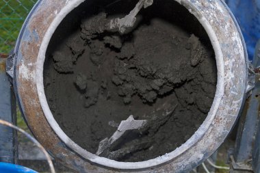 Bir inşaat çalışmalarında bir beton mikser ile çalışma