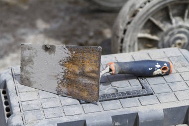 Duvar çalışması için bir bina inşaatı