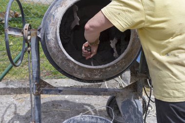 Bir inşaat çalışmalarında bir beton mikser ile çalışma