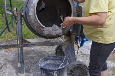 Bir inşaat çalışmalarında bir beton mikser ile çalışma