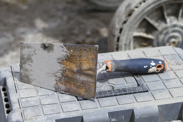 Duvar çalışması için bir bina inşaatı