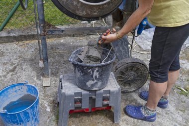 Bir inşaat çalışmalarında bir beton mikser ile çalışma