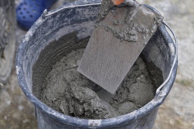 Duvar çalışması için bir bina inşaatı