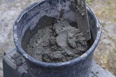 Duvar çalışması için bir bina inşaatı