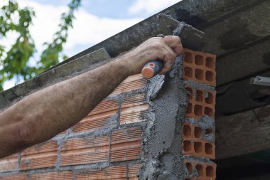 Duvar çalışması için bir bina inşaatı
