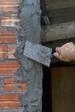 Duvar çalışması için bir bina inşaatı
