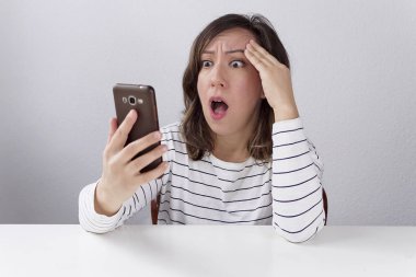 Bir kadın el süre bir cep telefonu kullanarak