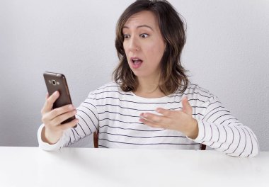 Bir kadın el süre bir cep telefonu kullanarak