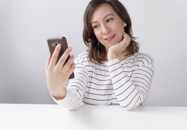 Bir kadın el süre bir cep telefonu kullanarak