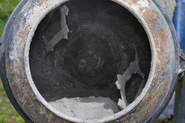 Bir inşaat çalışmalarında bir beton mikser ile çalışma