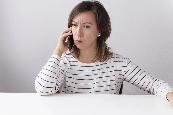 Een Vrouw Gebaren Tijdje Het Gebruik Van Een Mobiele Telefoon — Stockfoto