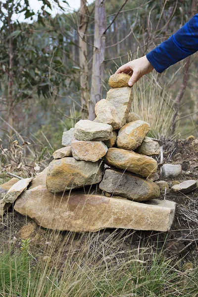 Excursionista Dejando Una Piedra Hito Montaña — Foto de Stock