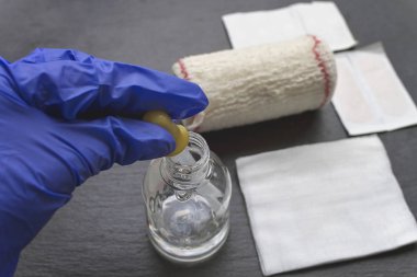 İlk yardım çantası siyah bir arka plan üzerinde