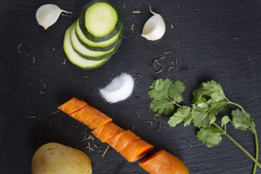 Sebzelerin üzerine siyah bir arka plan