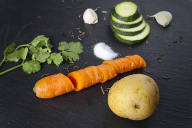 Sebzelerin üzerine siyah bir arka plan