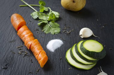 Sebzelerin üzerine siyah bir arka plan