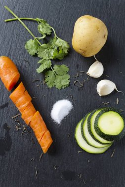 Sebzelerin üzerine siyah bir arka plan