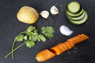 Sebzelerin üzerine siyah bir arka plan