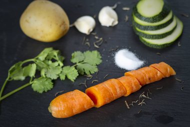 Sebzelerin üzerine siyah bir arka plan