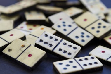 Domino taşların üstünden siyah bir arka plan