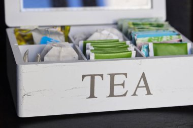 Beyaz ahşap çay kutusu ile çay poşetleri