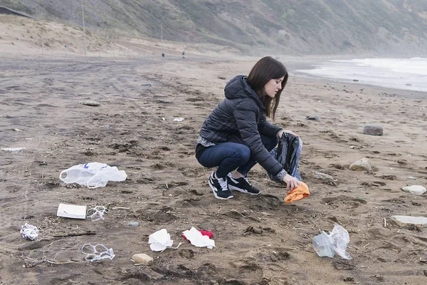 Dziewczyna Wolontariuszy Zbierając Śmieci Plaży — Zdjęcie stockowe