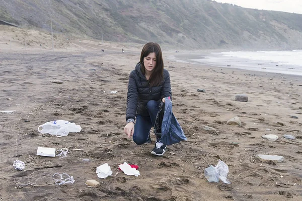 Dziewczyna Wolontariuszy Zbierając Śmieci Plaży — Zdjęcie stockowe