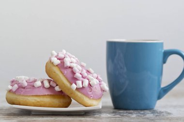 Hatmi tepesi ile pembe çikolata çörek
