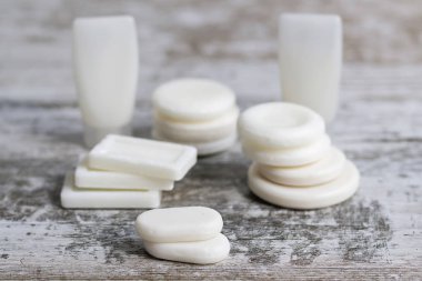 Adet ahşap arka plan üzerinde doğal sabun