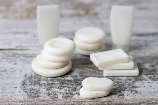 Adet ahşap arka plan üzerinde doğal sabun