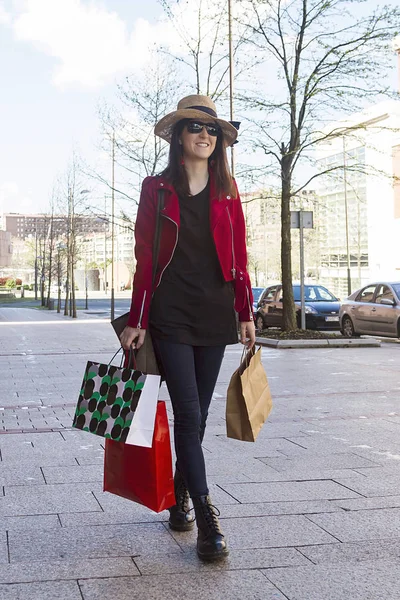 Bir Kız Şehirde Alışveriş Olacak — Stok fotoğraf