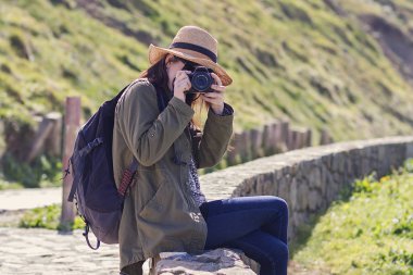 Tek başına seyahat eden bir genç turist kız