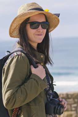 Tek başına seyahat eden bir genç turist kız