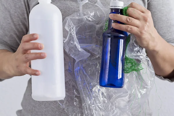 Plastik Atık Geri Dönüşüm Için Tutan Bir Kadın — Stok fotoğraf