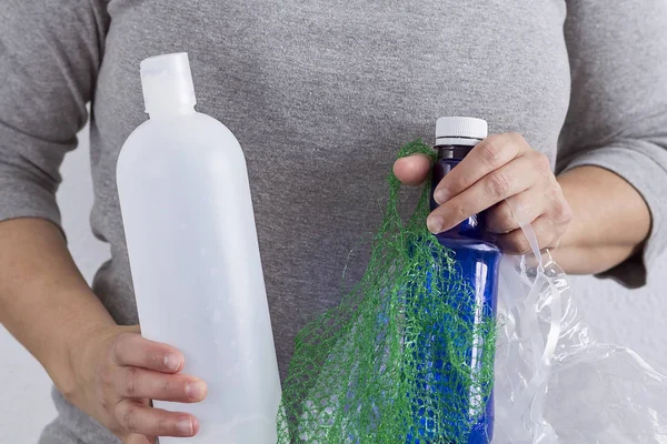 Plastik Atık Geri Dönüşüm Için Tutan Bir Kadın — Stok fotoğraf