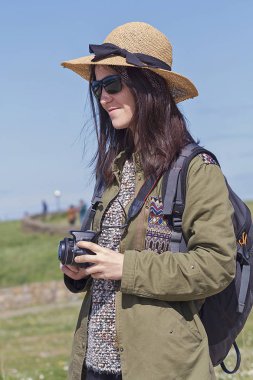 Genç bir kadın yalnız Vizcaya sahil seyahat