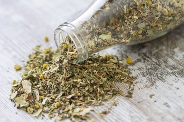 Bir cam şişe İnfüzyonlar için şifalı bitkiler