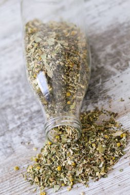 Bir cam şişe İnfüzyonlar için şifalı bitkiler