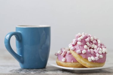 Hatmi tepesi ile pembe çikolata çörek