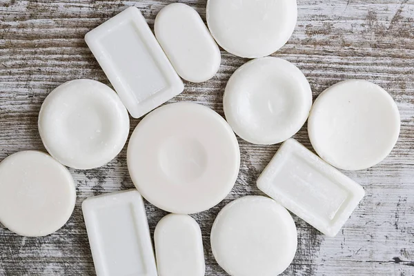 Doğal sabun taşların üstünden bir ahşap arka plan