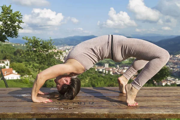 Eine Frau Praktiziert Yoga Einem Park — Stockfoto