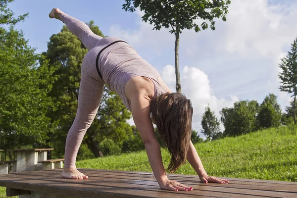 Eine Frau Praktiziert Yoga Einem Park — Stockfoto