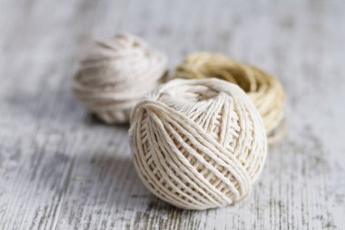 Ahşap zemin üzerinde doğal fiber ip topları