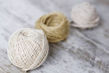 Ahşap zemin üzerinde doğal fiber ip topları