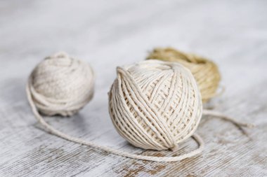 Ahşap zemin üzerinde doğal fiber ip topları