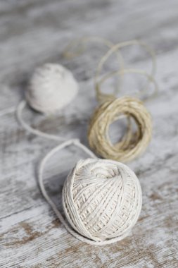 Ahşap zemin üzerinde doğal fiber ip topları