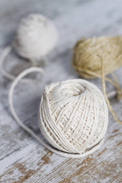 Натуральные шары из волокна на деревянном фоне
