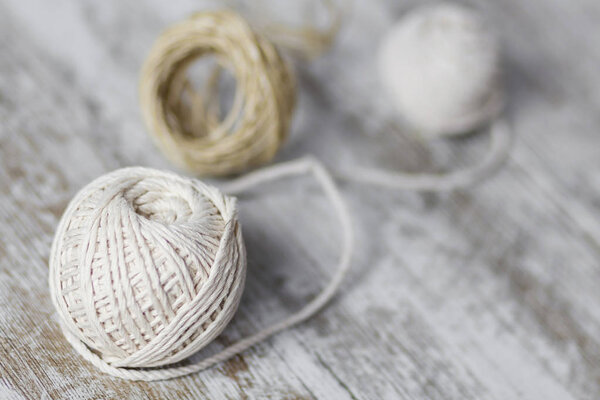 Натуральные шары из волокна на деревянном фоне
